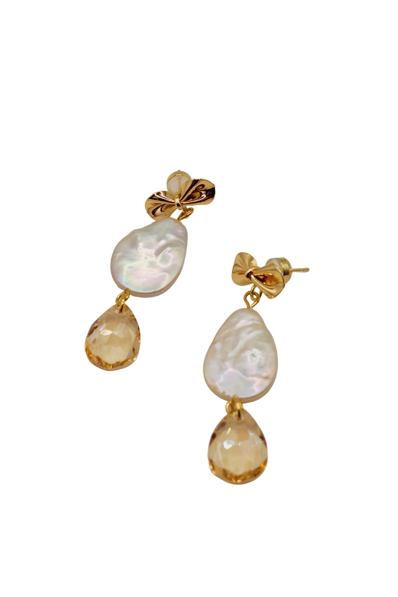 Flo Earrings – 18k gold plated bow with keshi pearl