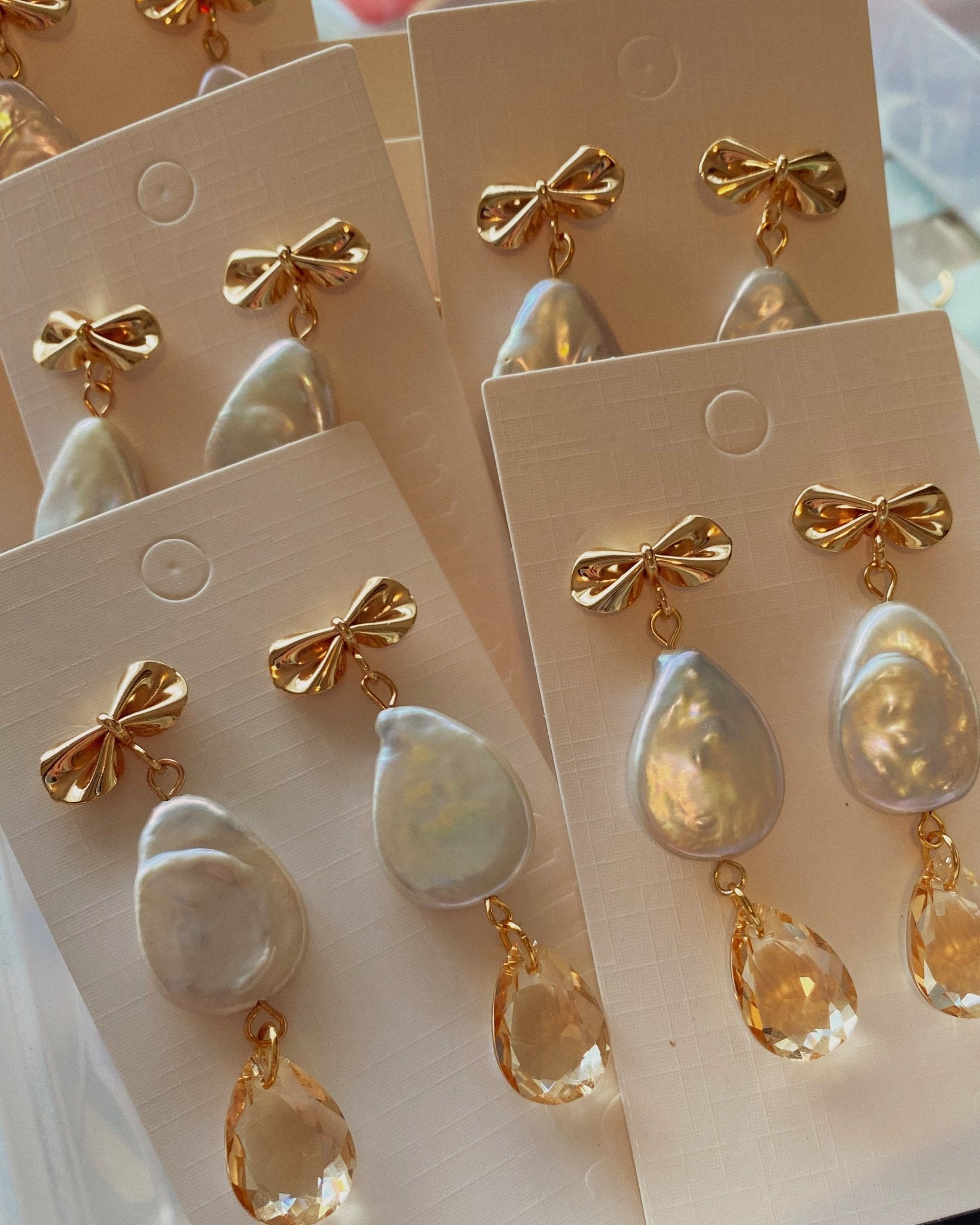 Flo Earrings – 18k gold plated bow with keshi pearl