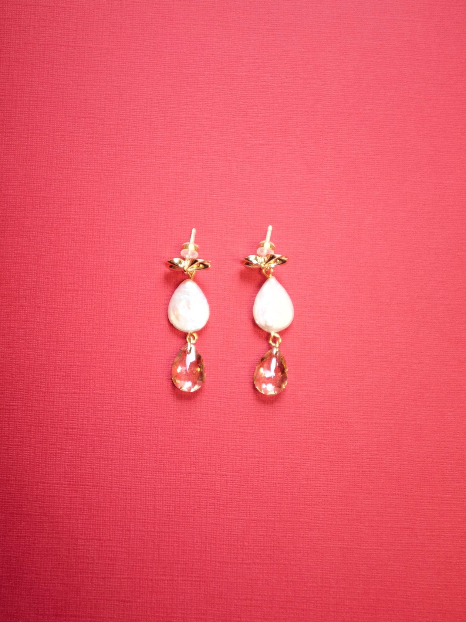 Flo Earrings – 18k gold plated bow with keshi pearl