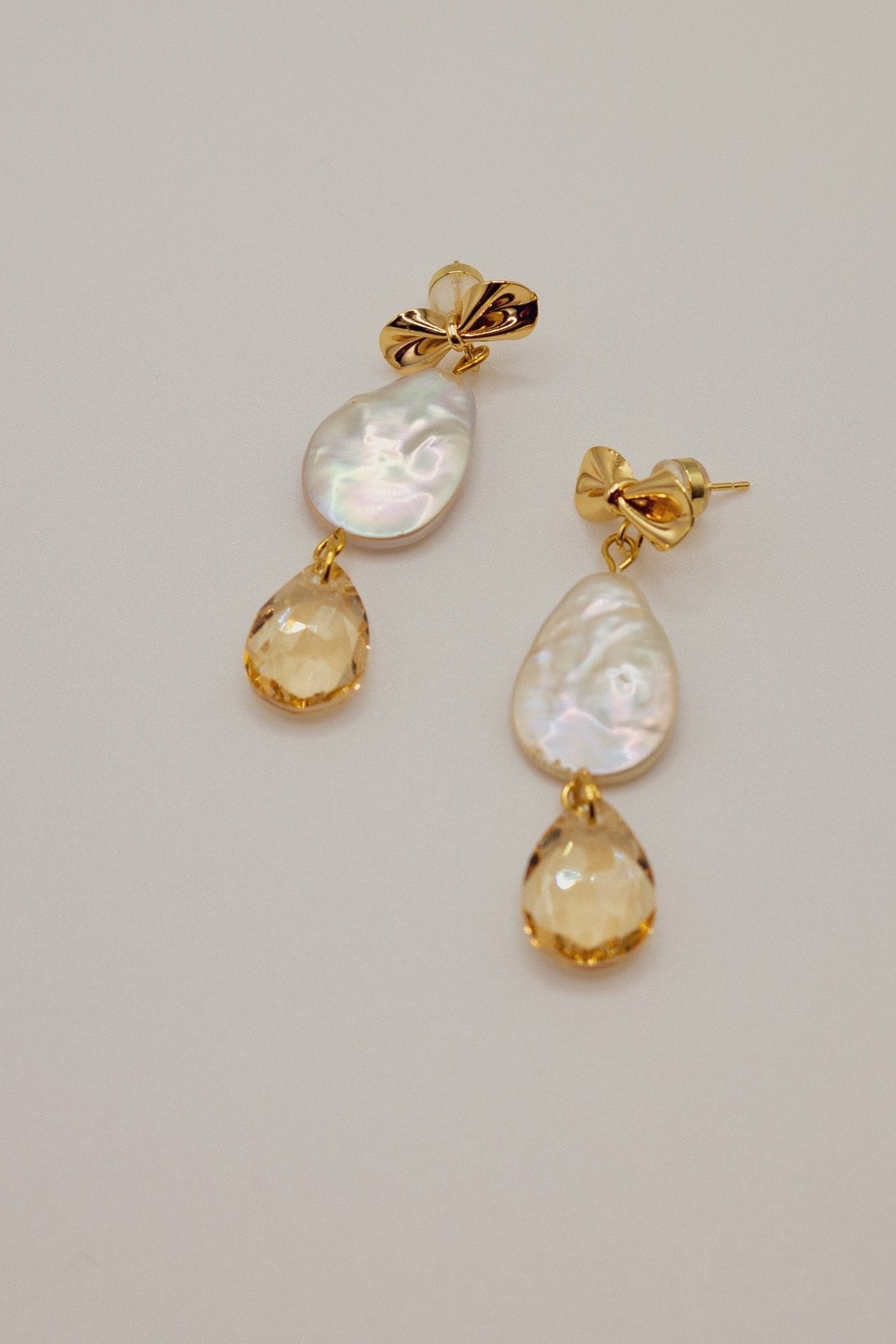Flo Earrings – 18k gold plated bow with keshi pearl