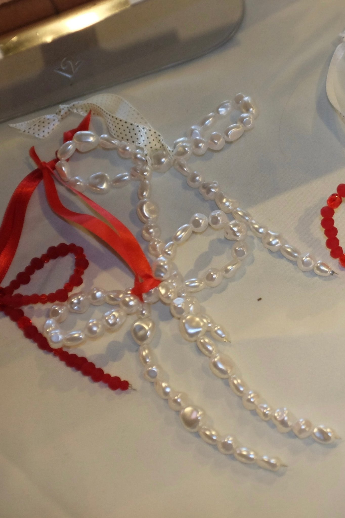 Beaded Bow Decoration - blóma!Red Beads / Polka Ribbonblóma!Red Beads / Polka Ribbon