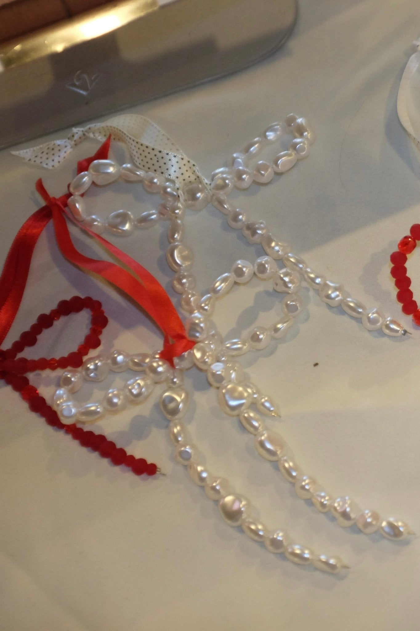 Beaded Bow Decoration - blóma!Red Beads / Polka Ribbonblóma!Red Beads / Polka Ribbon