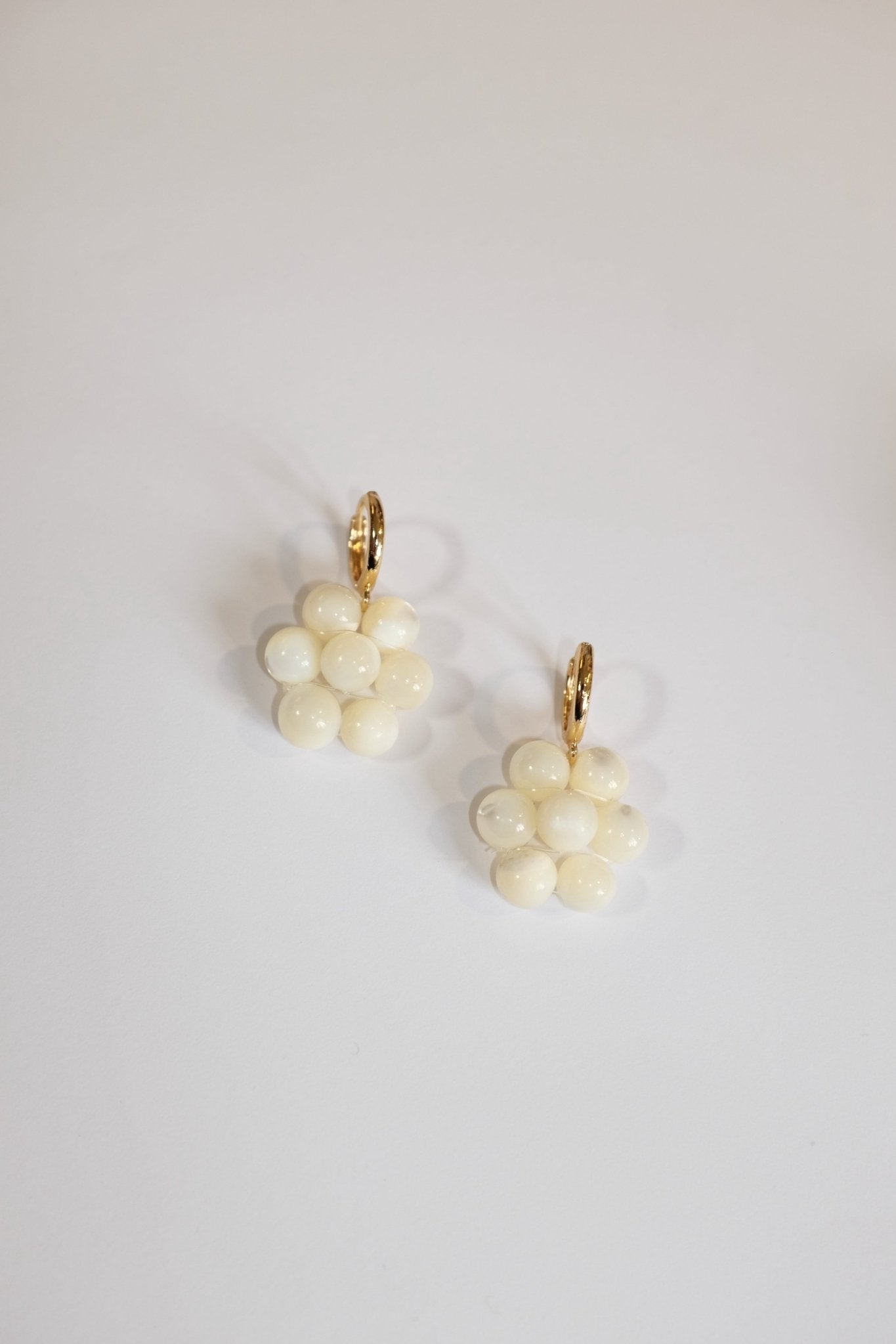 Sample Sale - 3 - Shell bead daisy earrings - blóma!blóma!Sample